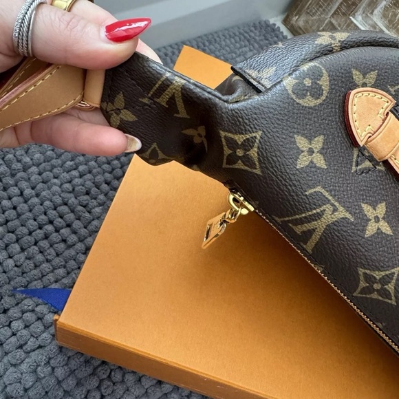 Louis Vuitton Discontinued Monogram Bumbag - Picture 8 of 12